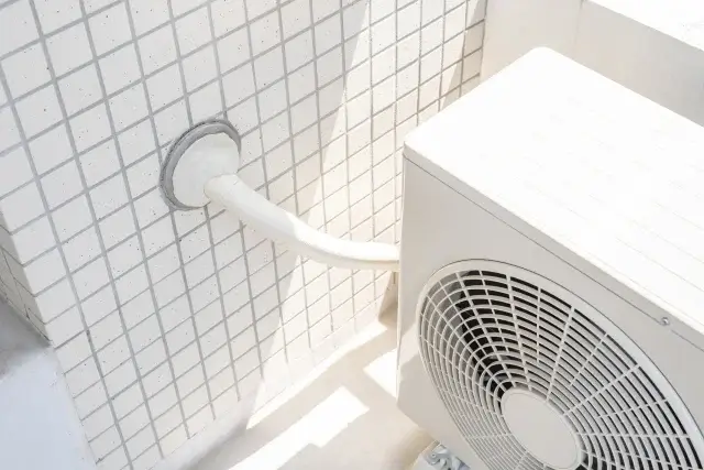 なぜ室外機は蜂に狙われるのか？巣作りに最適な理由