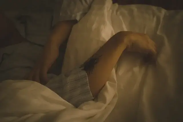 ゴキブリが出て眠れないなら、今夜のうちに業者へ連絡すべき?